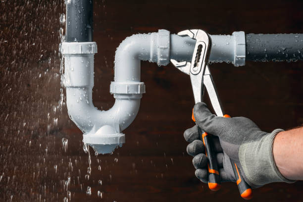 Professional Emergency Plumber technician working in Bloomingburg, OH